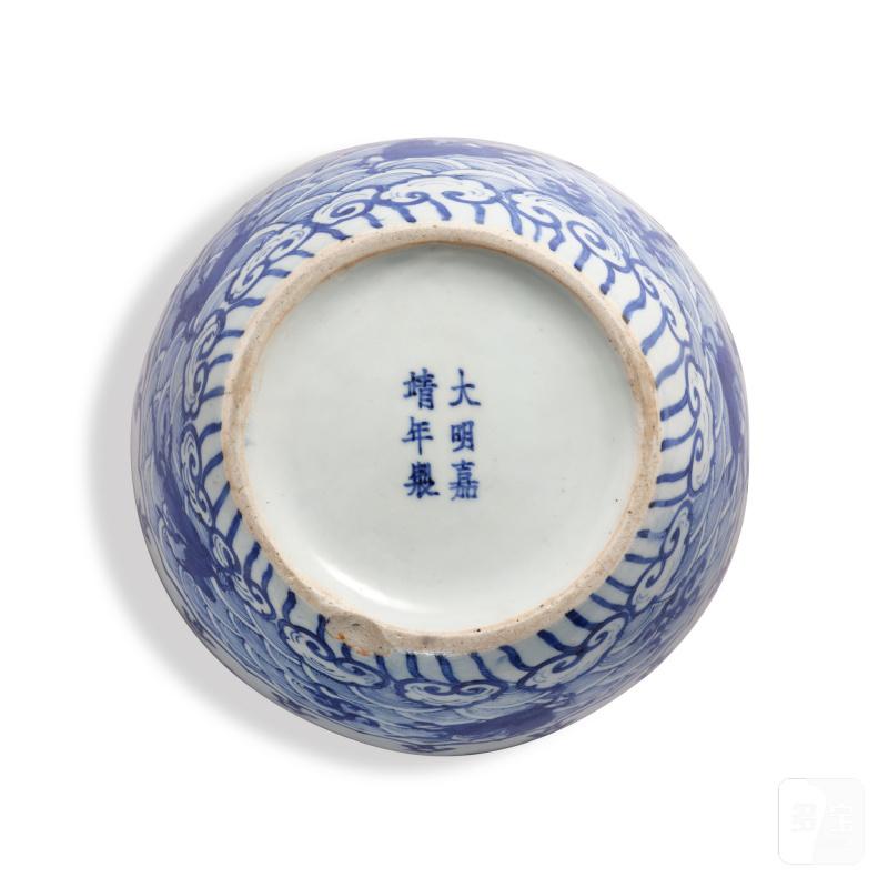 A blue and white 'sea horse' jar, Mark and period of Jiajing | 明嘉靖 青花瓔珞海馬紋罐 《大明嘉靖年製》款 - 图3